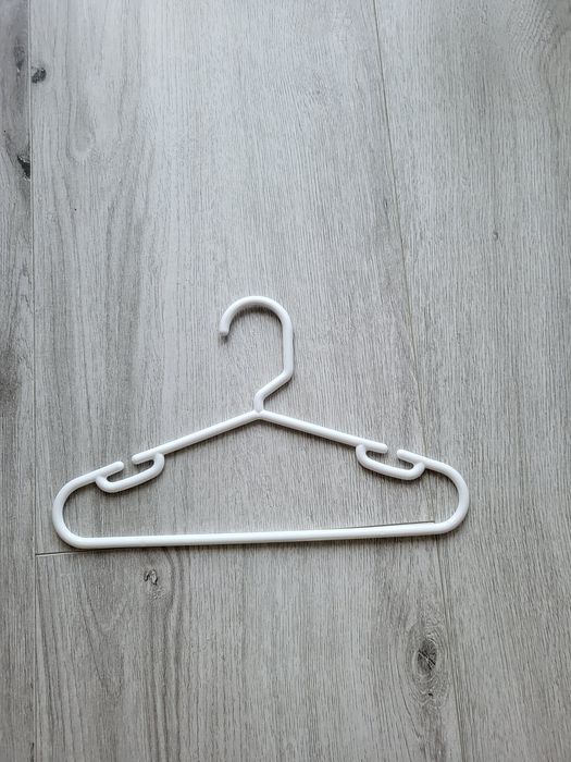 Zestaw  małych wieszaków