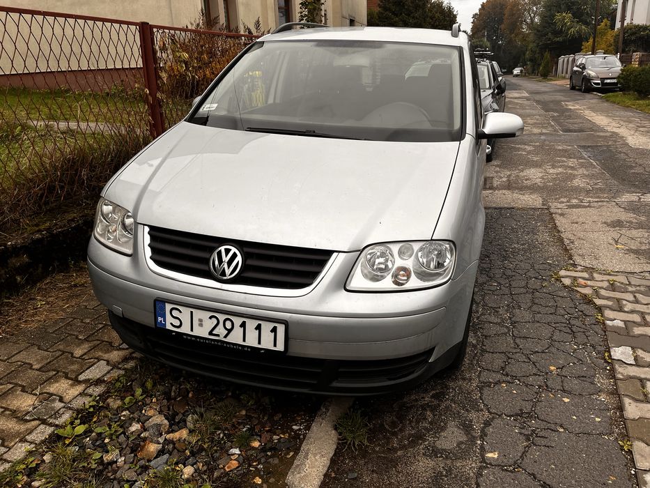 WV Touran 1.6 FSI - uszkodzony