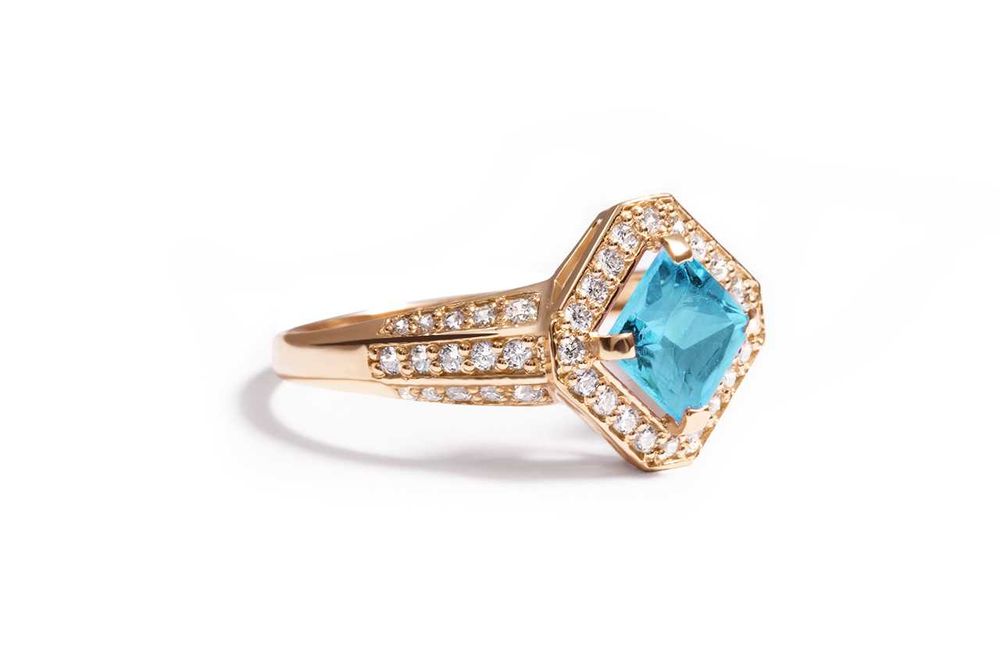 Кольцо из красного золота с топазом и фианитами