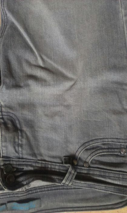 Spodnie jeans koloru szarego ,nogawki szersze u dołu 42,XL