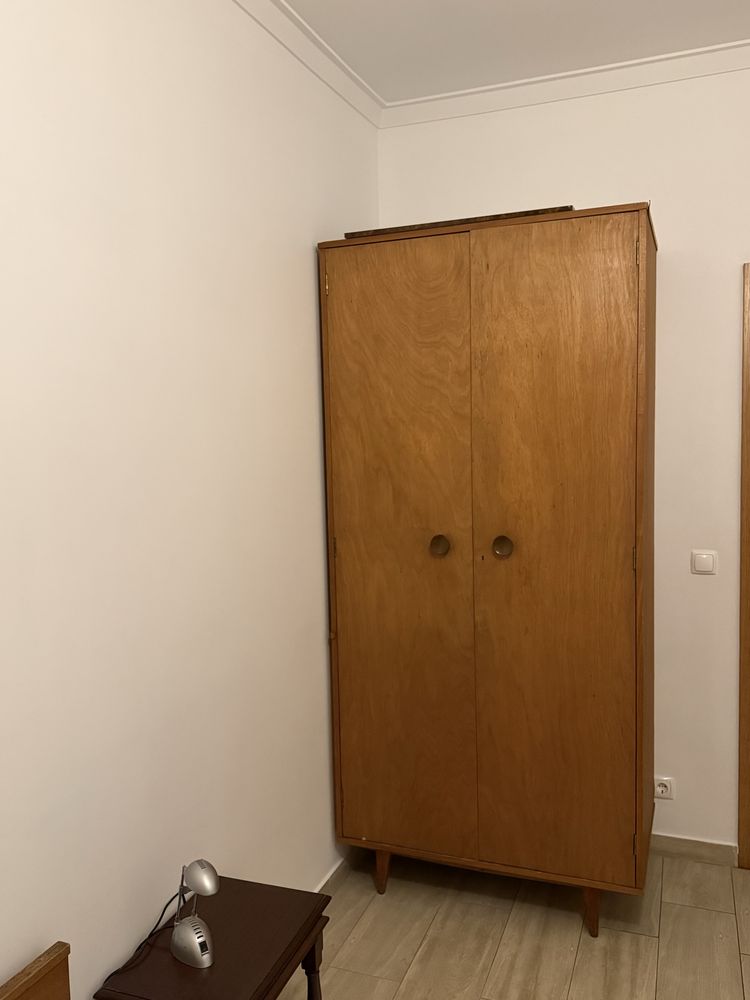Recheio de quarto: roupeiro de 3 modulos, cama e mesinha