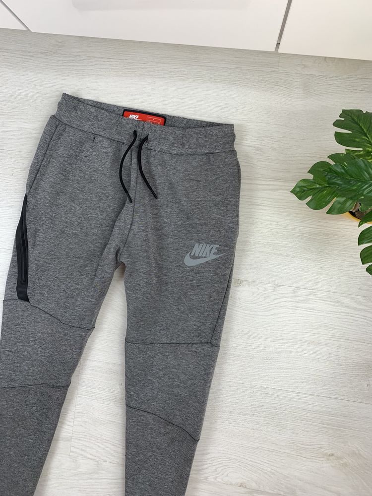 Оригінальні штани з дopoгиx колeкцій Найк Nike TECH FLEECE 12-13 років