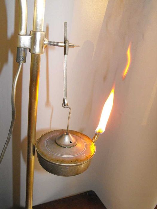 Mosiężna lampka oliwna/kaganek.