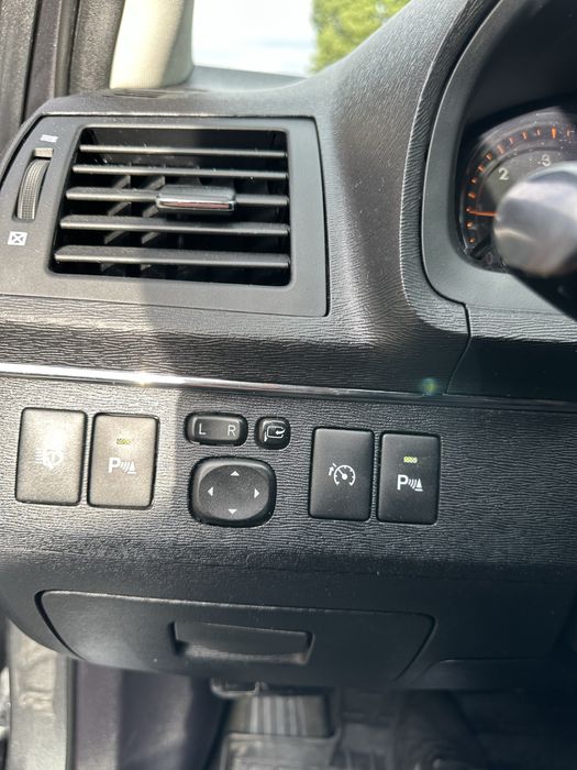 Toyota Avensis 2011 рік