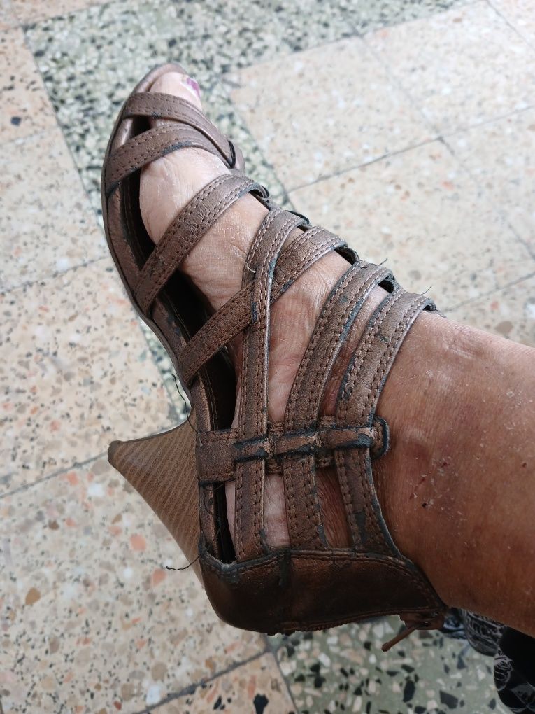 Sapatovdourado escuro de salto