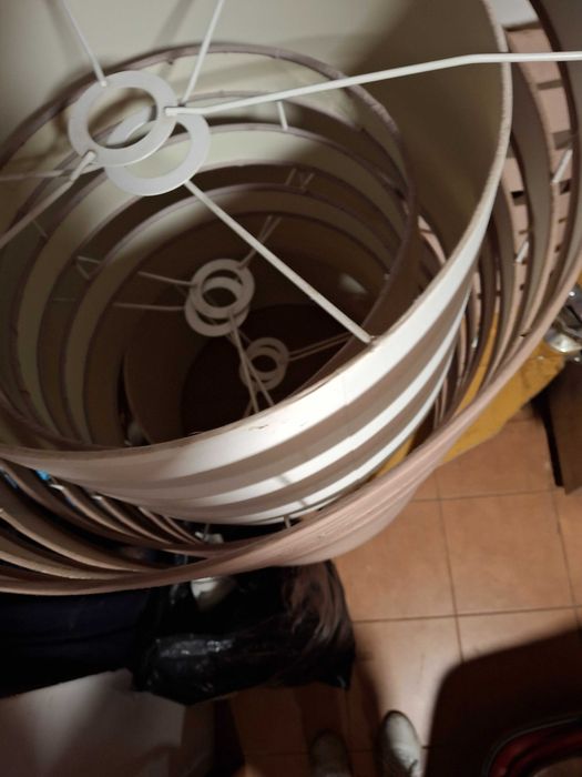 Candeeiros de teto em bom estado