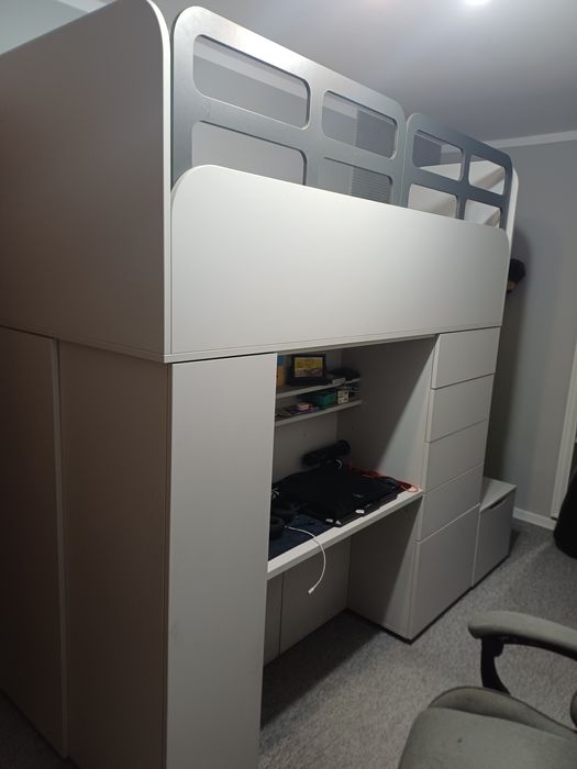 Łóżko piętrowe z biurkiem