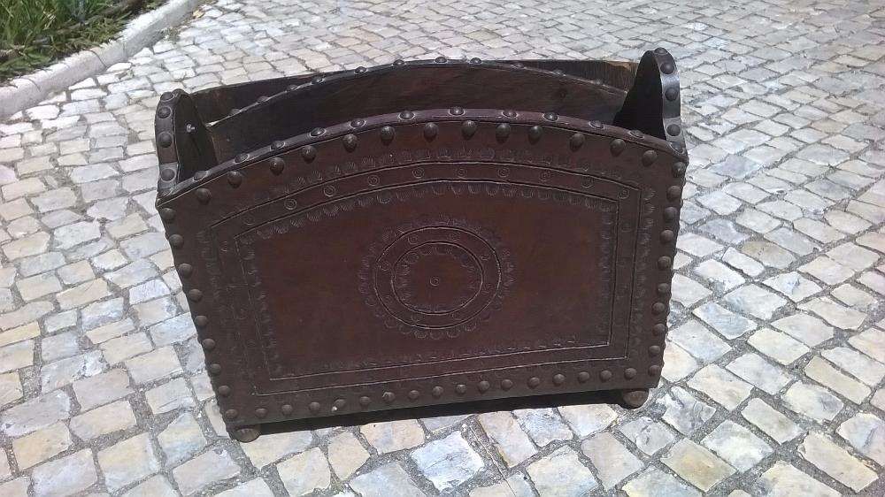 Suporte para Jornais, Revistas, etc. Em Couro (Cabedal). Antigo. Lindo