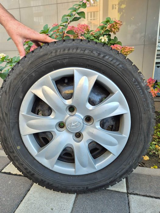 Зимова гума б/в Bridgestone Blizzak 175/65 R14, з дисками і ковпаками