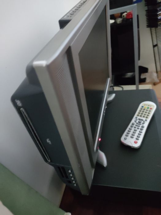 Televisão LCD antiga com entrada de DVD Akai, e video watson .