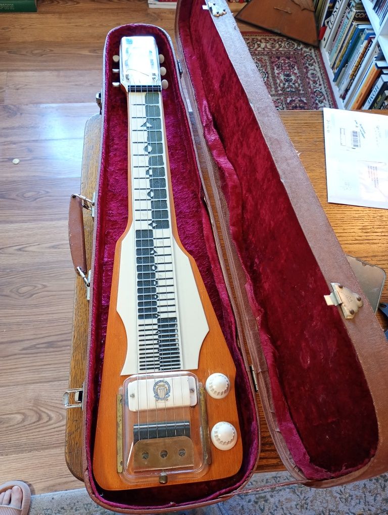Rosyjska gitara lapsteel z lat 60.