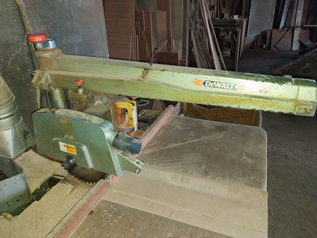 Radial de 70 de braço. Marca DEWALT