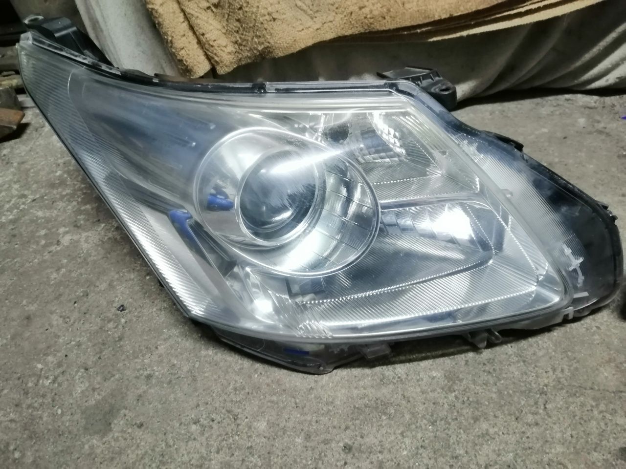 Lampy przód toyota Avensis