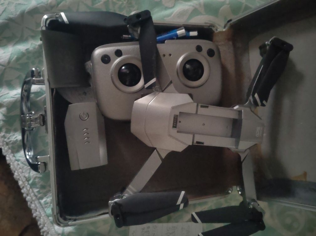 Drone e câmera. Comando e 1 bateria