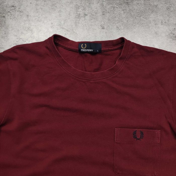 MĘSKA PREMIUM Koszulka Casuals Fred Perry Bordowa Kieszonka Bawełna
