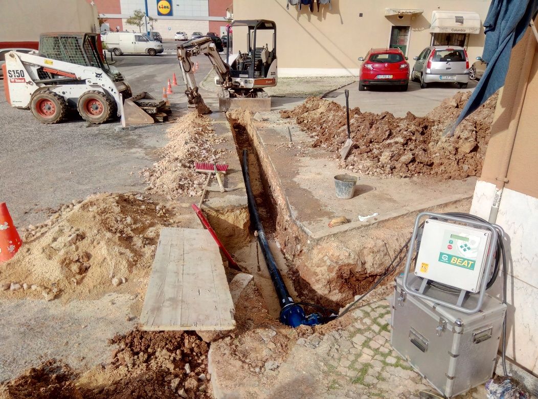 Serviço mini giratória bobcat e carrinha báscula (aluguer de máquina)