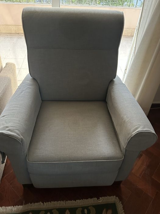 Poltrona reclinavel para uma pessoa. Precisa de ser forrada