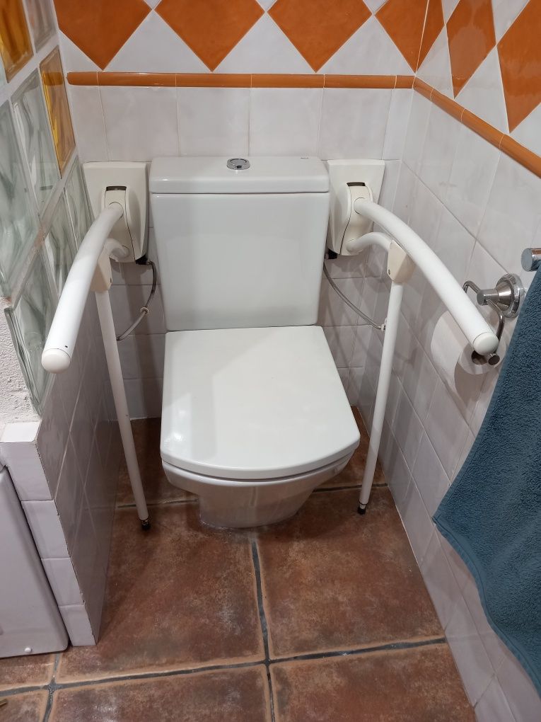 Apoios WC para pessoas com mobilidade reduzida