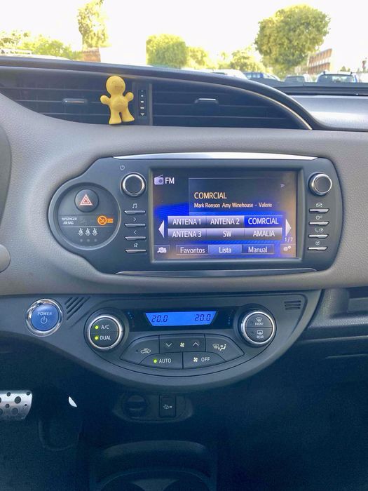 Toyota Yaris Hibrido Square Collection