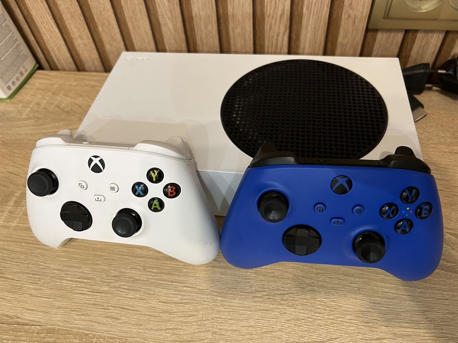 Xbox series S (2 джойстики + 2 акумулятори)