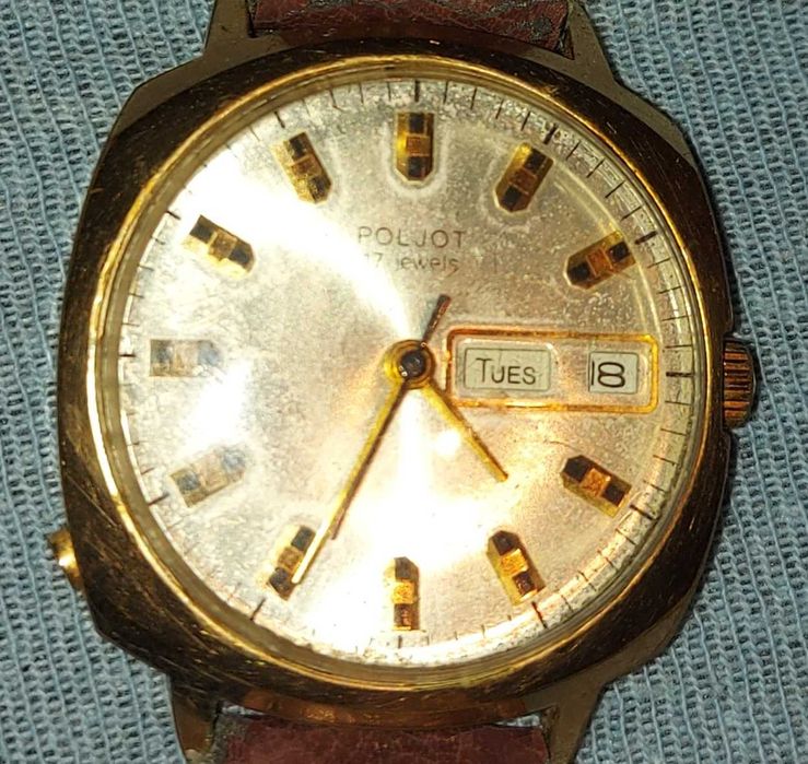 Zegarek Poljot "17 jewels" to radziecki, mechaniczny zegarek