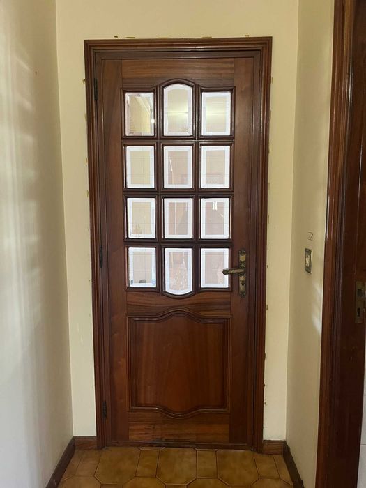 Porta interior em madeira maciça