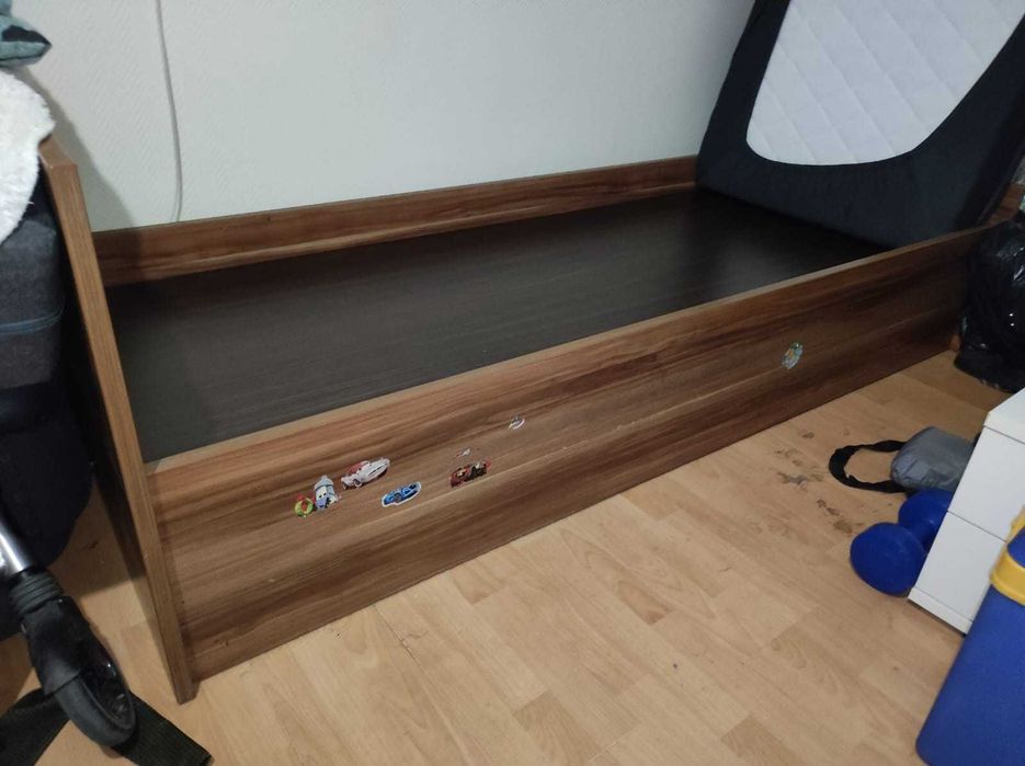 Oddam łóżko z materacem za 2 duże tabliczki czekolady