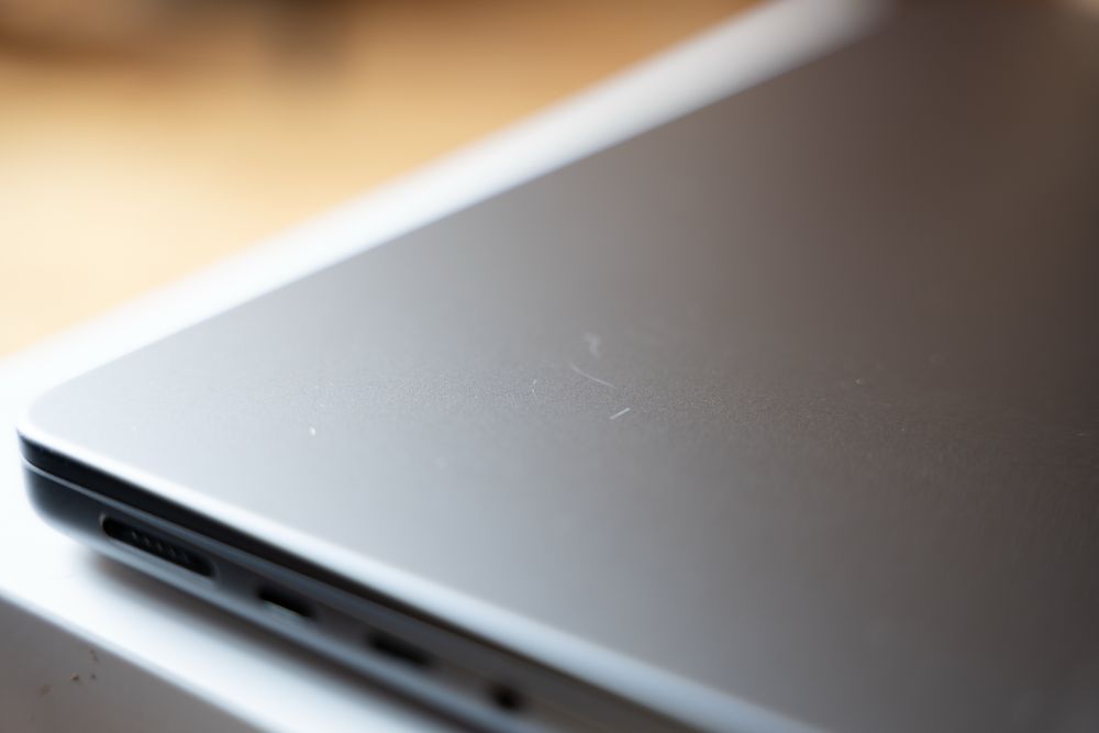 MacBook Pro 14” (A2442)  M1 Pro, 16 GB RAM SSD 512 GB-pęknieta matrca