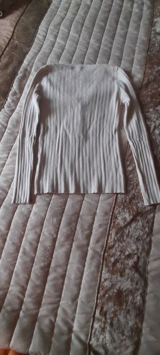 Camisola bege de malha fina, justa. Marca Charlior