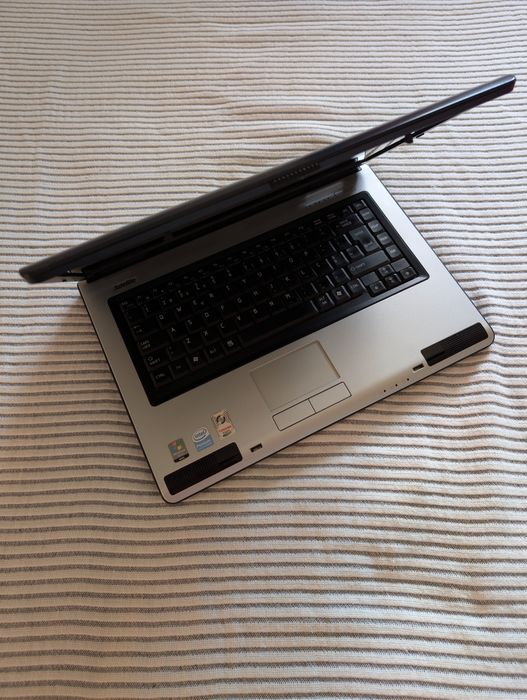 Toshiba Satellite L40 ( Intel T9500 / 3GB / 500GB ) *