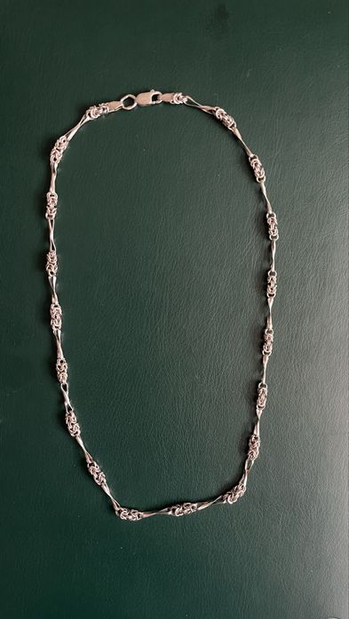 Срібне кольє довжиною 45 см.