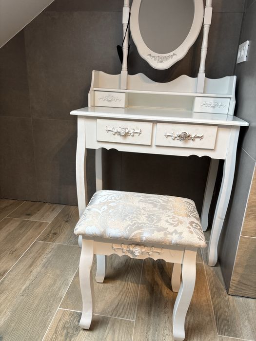 Toaletka z krzeselkiem