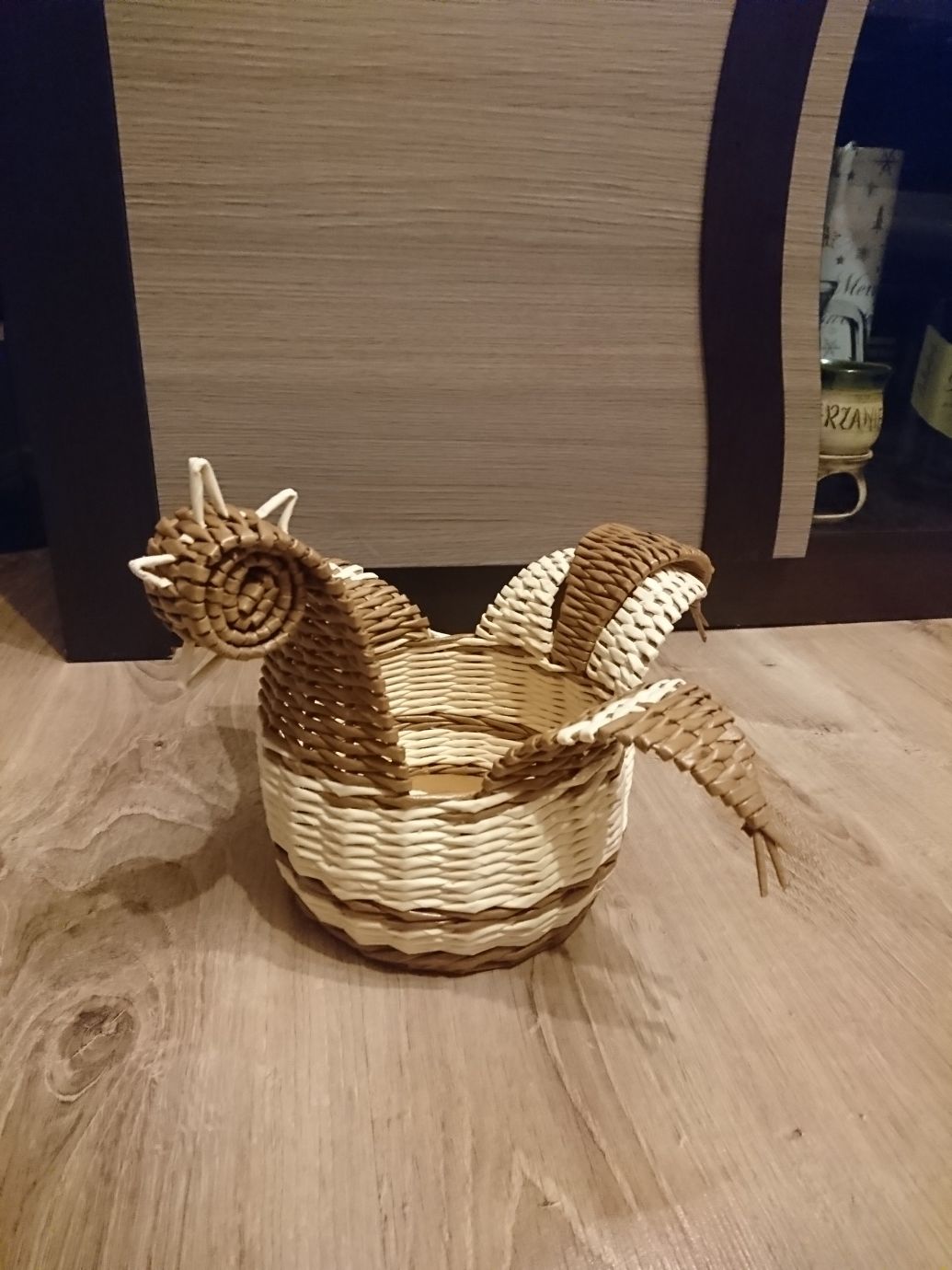 Koszyk kura z papierowej wikliny