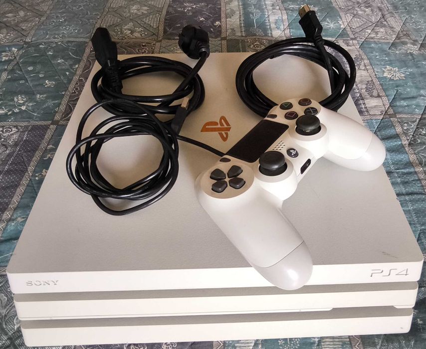 PS4 Pro 1TB desbloqueada + Comando Original