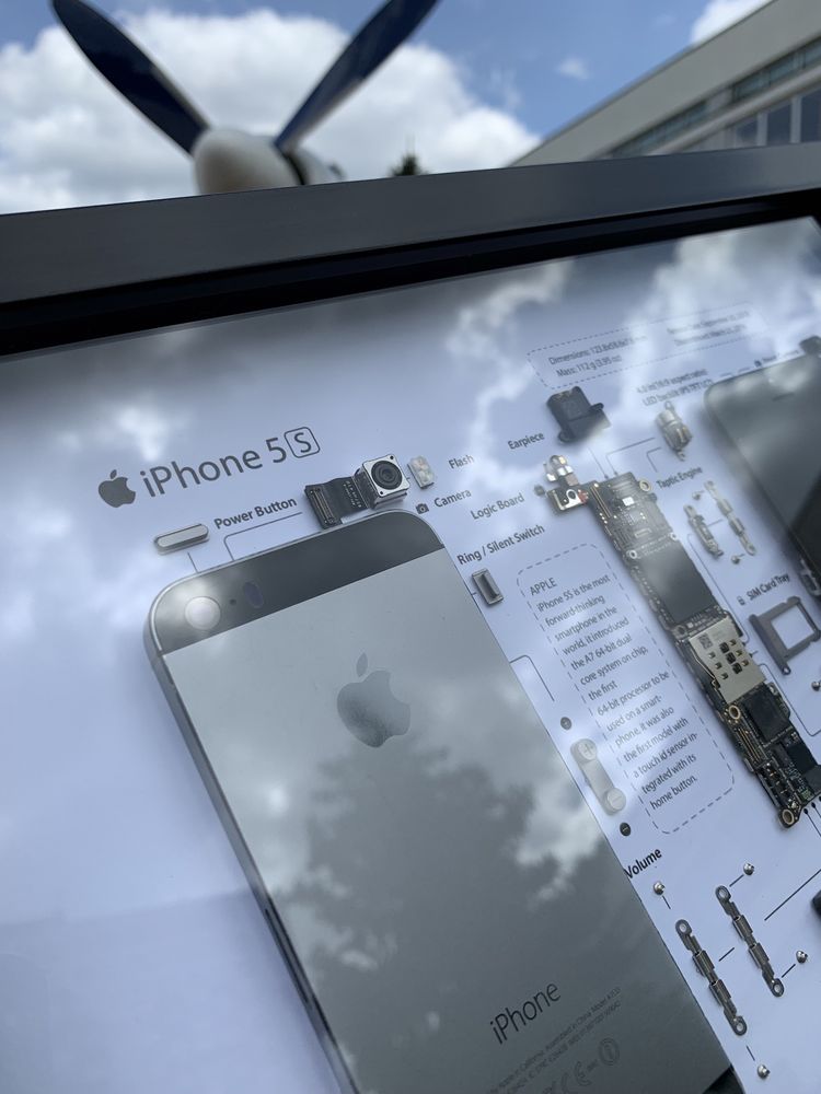 Картина на стіну iPhone XR у рамці