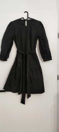 Czarna Sukienka  z paskiem 
Kolor czarny 
Marka Mohito
Rozmi