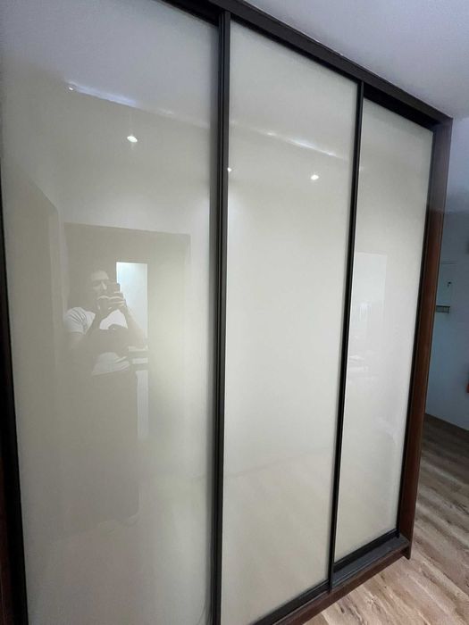 Szafa przesuwna z półkami i drążkiem – stan bardzo dobry