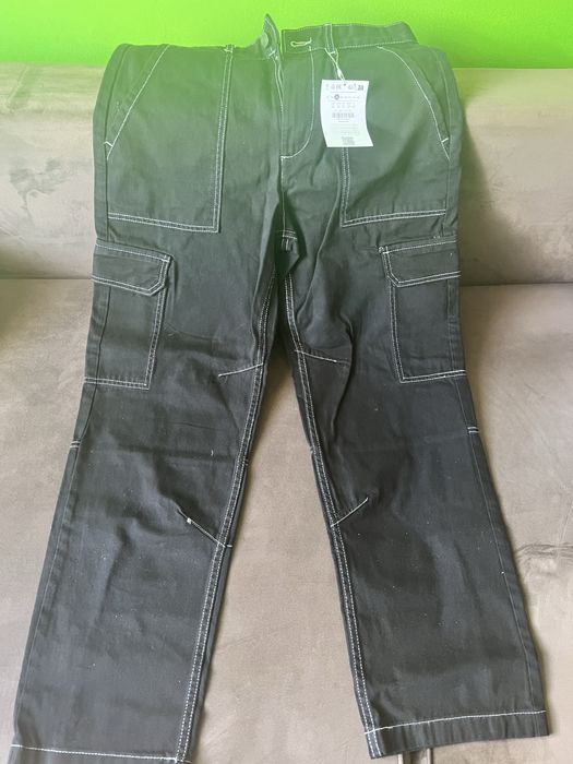 BERSHKA- Bawełniane spodnie cargo z kontrastowymi szwami