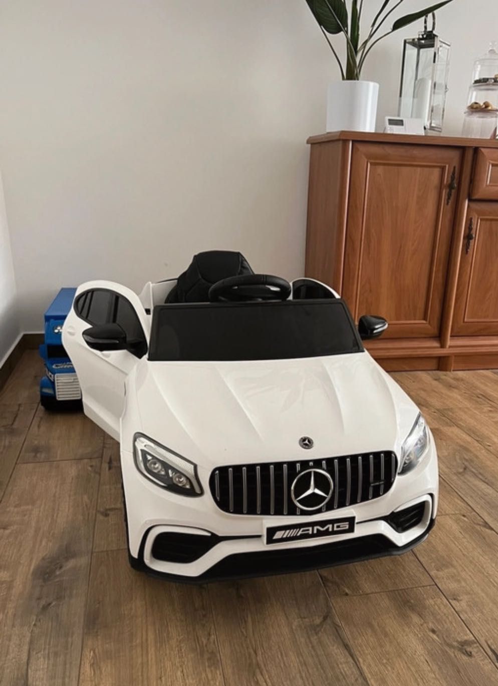 Mercedes samochodzik elektryczny