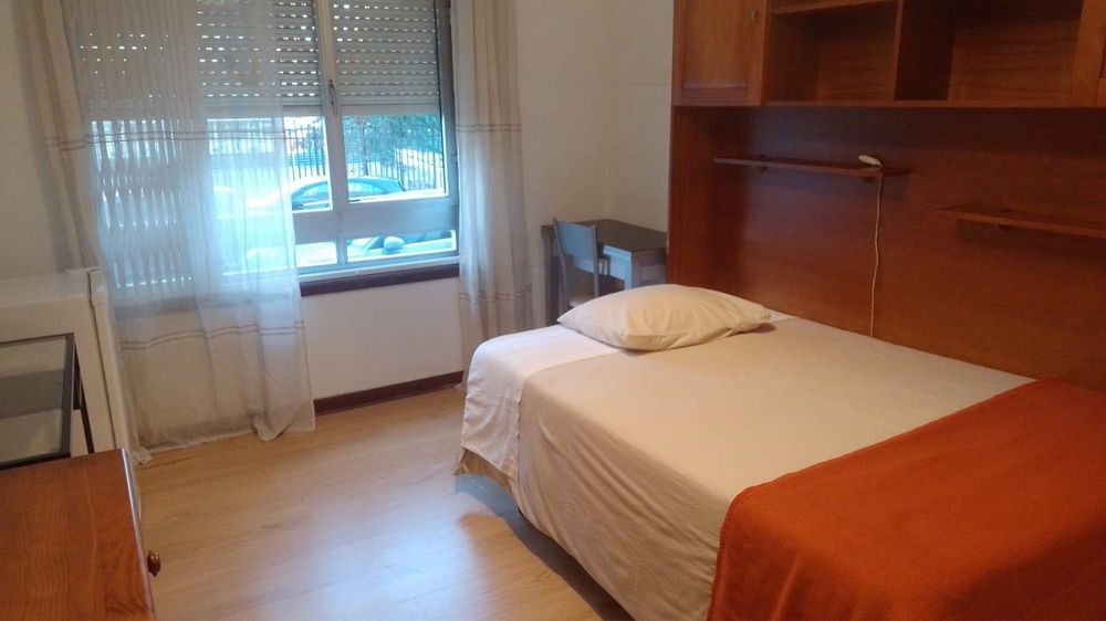 Quarto em GAIA À ESTAÇÃO D jOÃO II