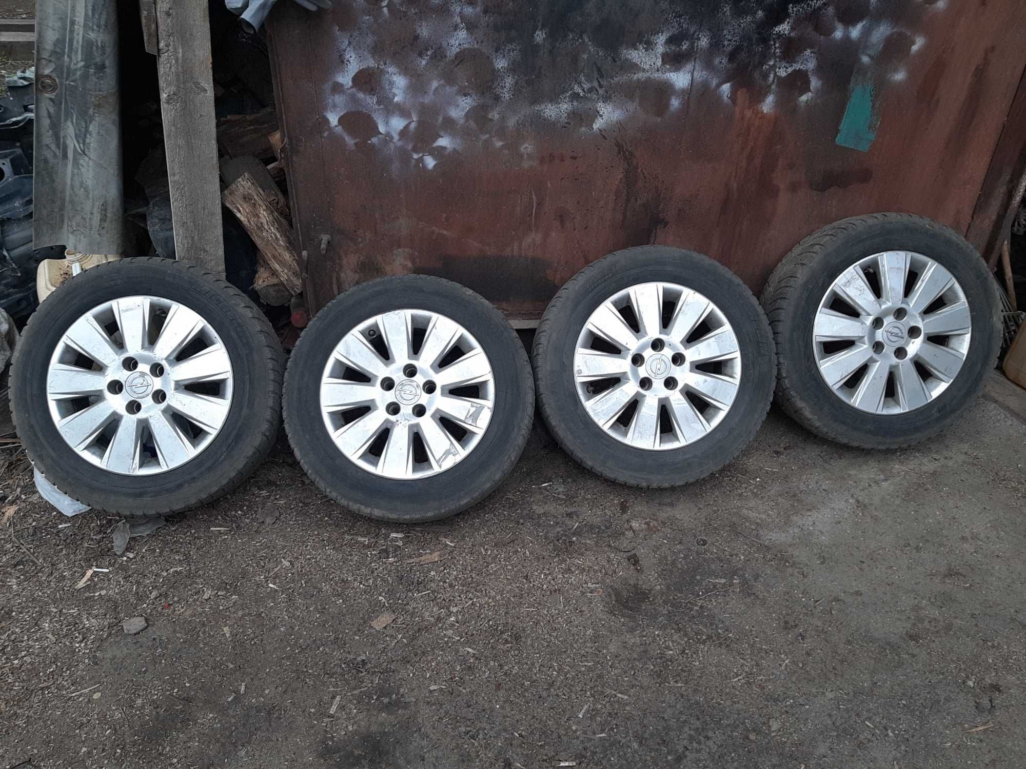 Продам комплект легкосплавов с резиной r 16