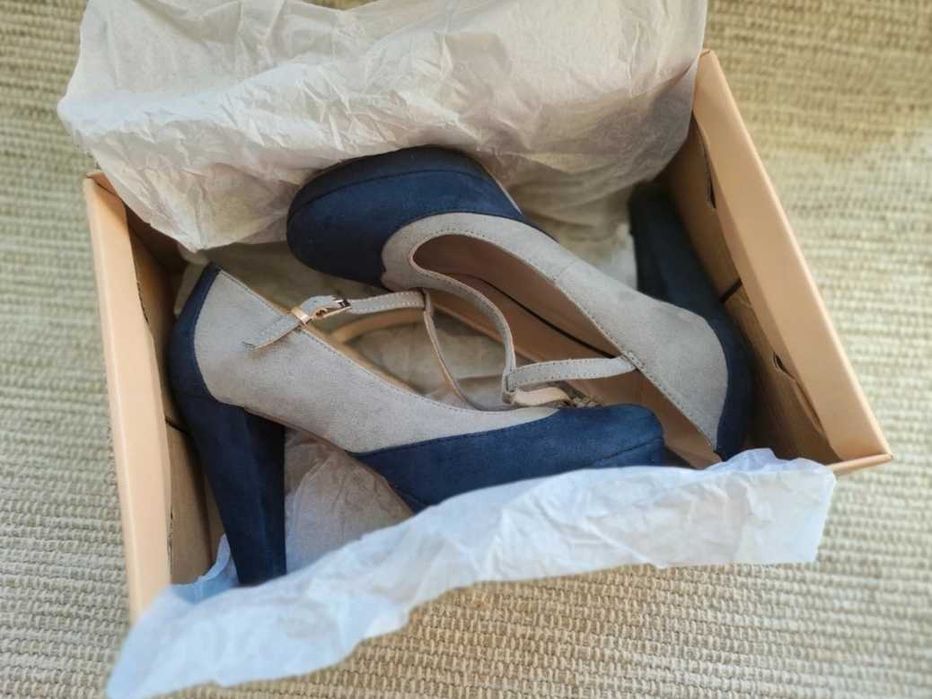 Sapatos de salto azuis e cinza elegantes, formato T