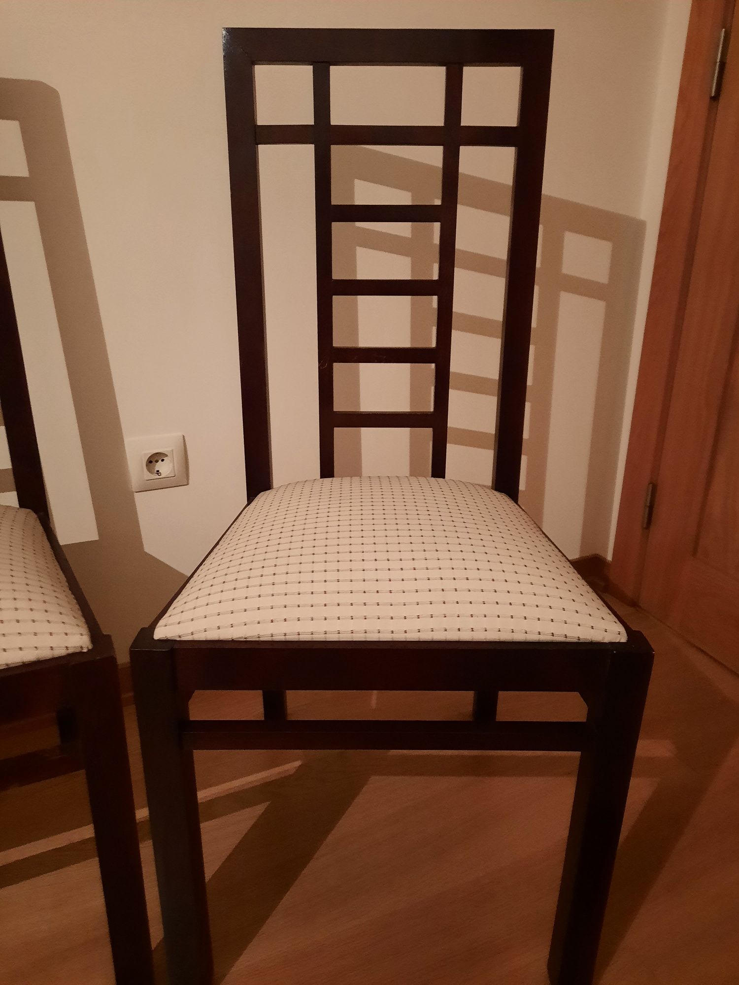 Cadeiras de sala em mogno escurecido