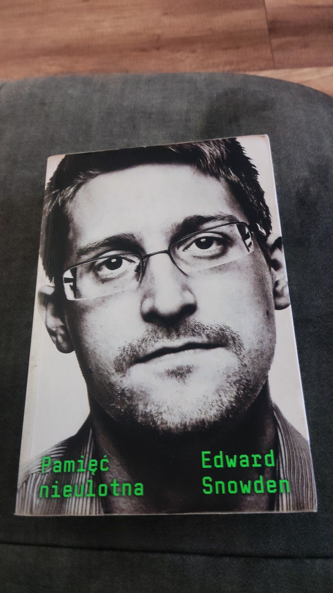 Pamięć nieulotna – Edward Snowden, autobiografia, stan bardzo dobry