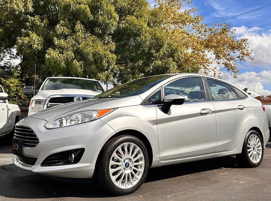 Ford Fiesta Titanium      2015