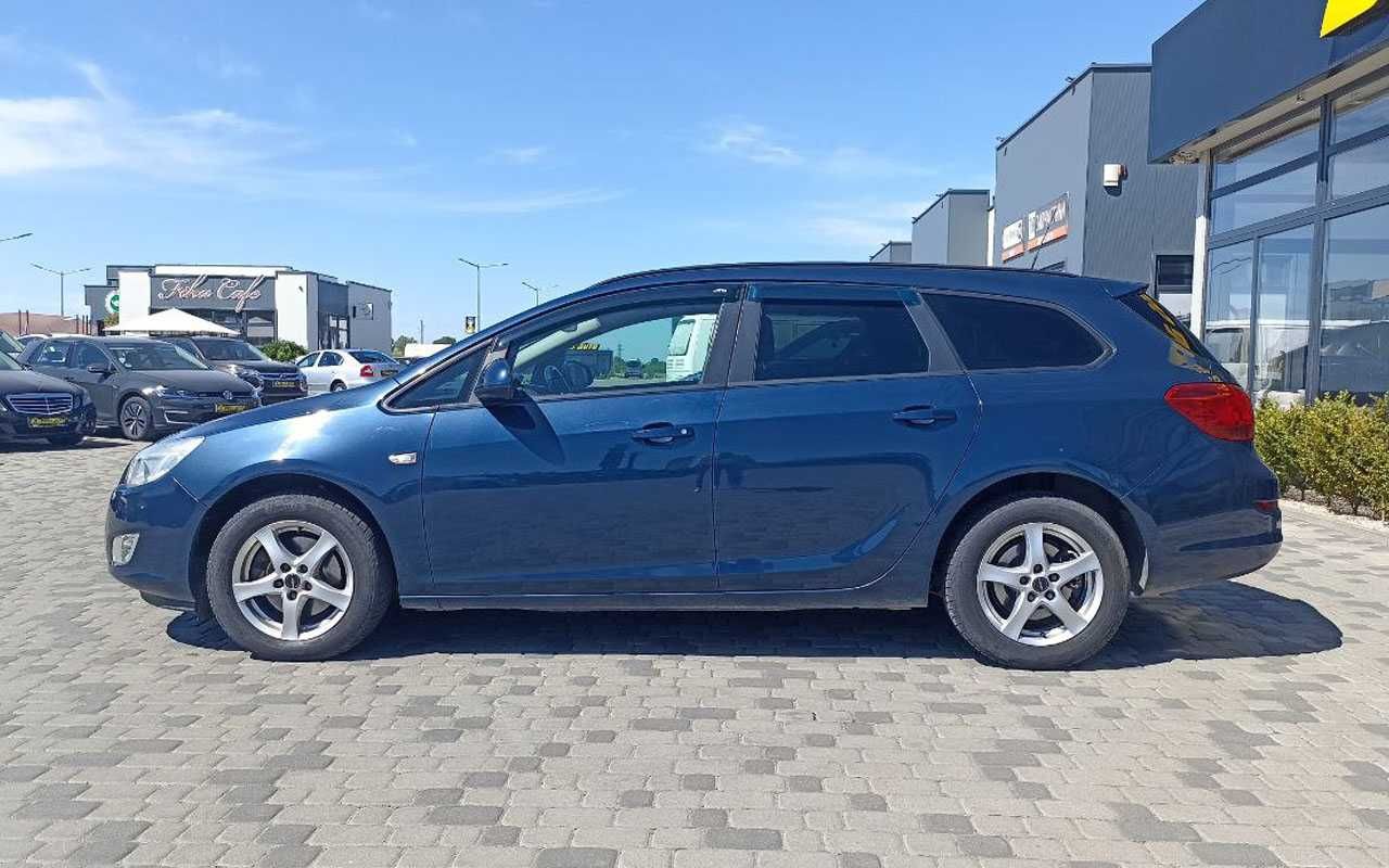 Opel Astra Sports Tourer 2011