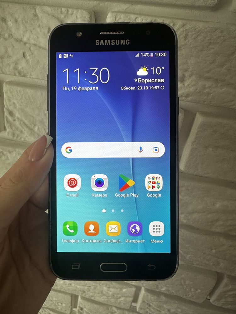 Телефон Samsung Galaxy j5