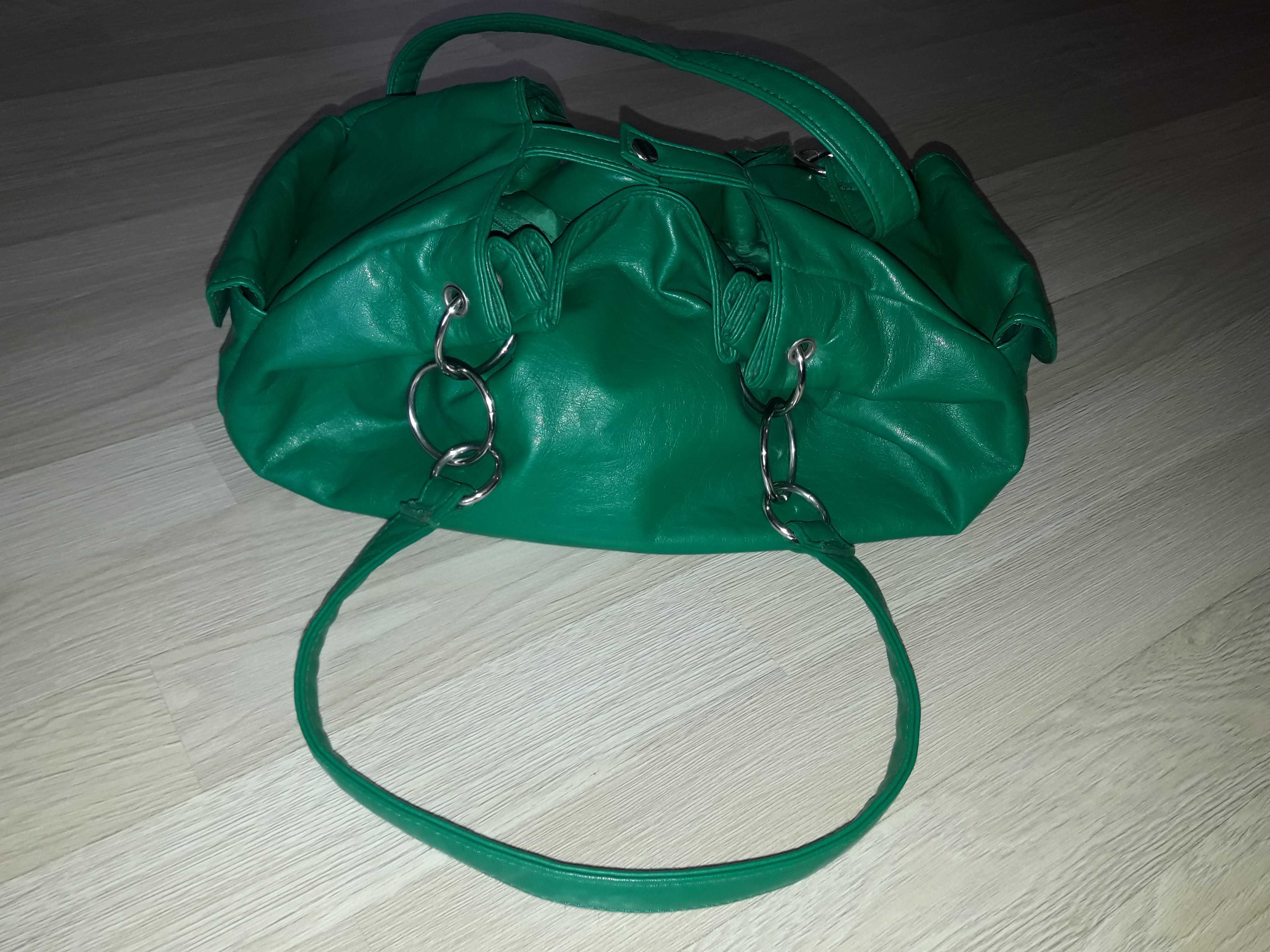 Жіноча сумка зеленого кольору.