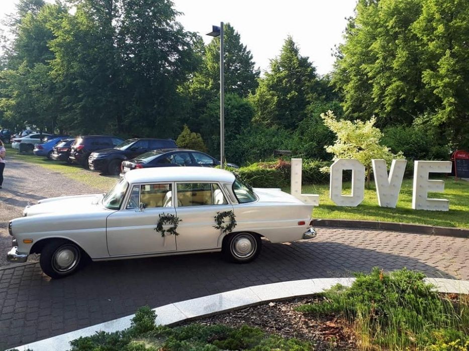 Biały Mercedes W110 do ślubu, retro , Klasyk samochód do ślubu