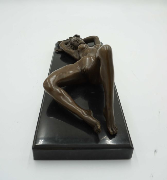 AKT nagiej kobiety-figura z brązu-naga leżąca kobieta